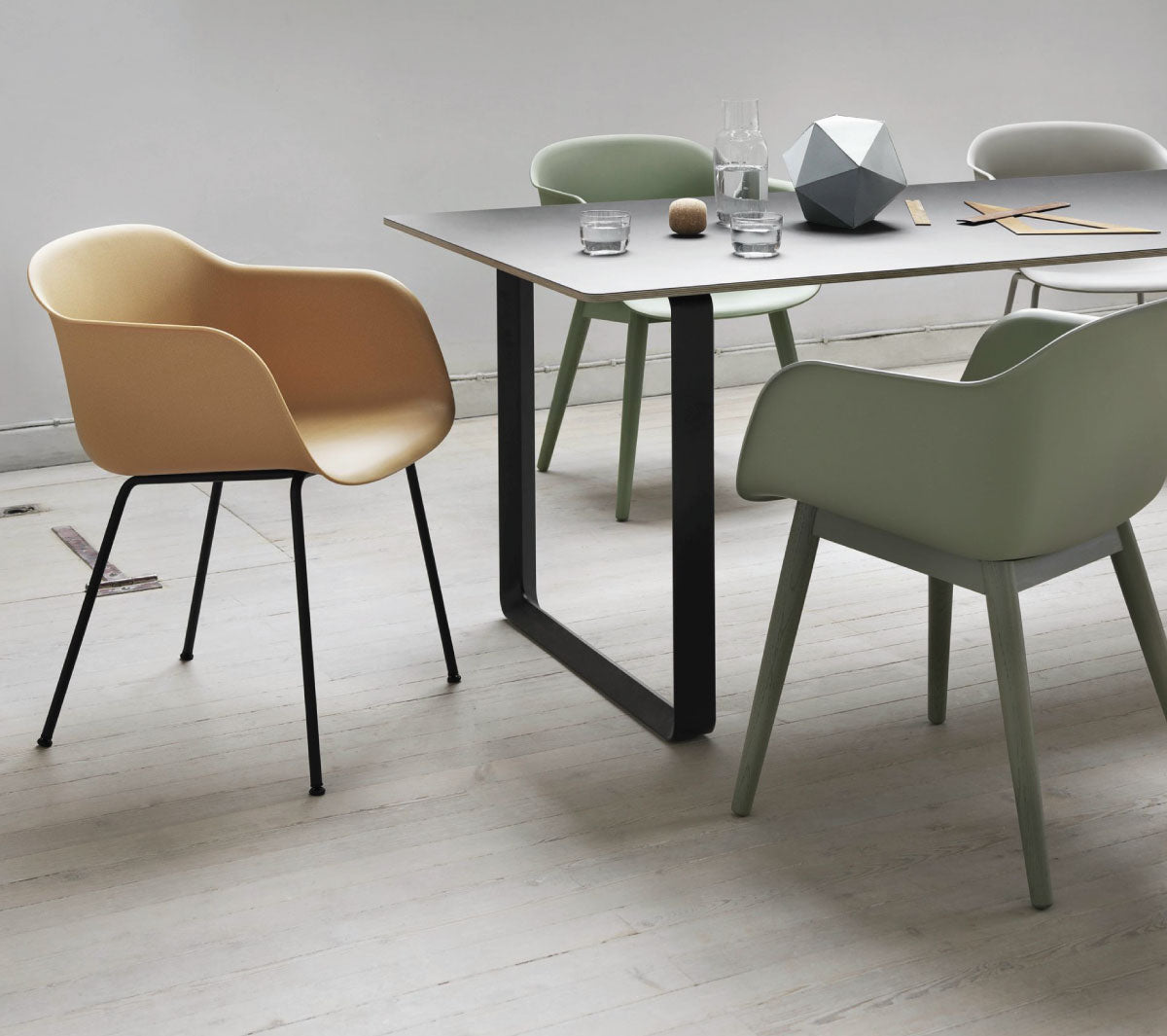Muuto - Fiber Armchair Tube Base grey - Taninihome.com