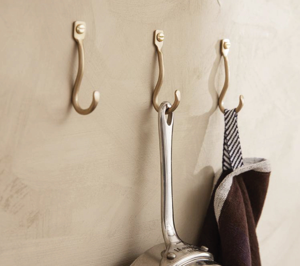Ferm Living - Curvature Hooks - Set of 3 Brass - Taninihome.com