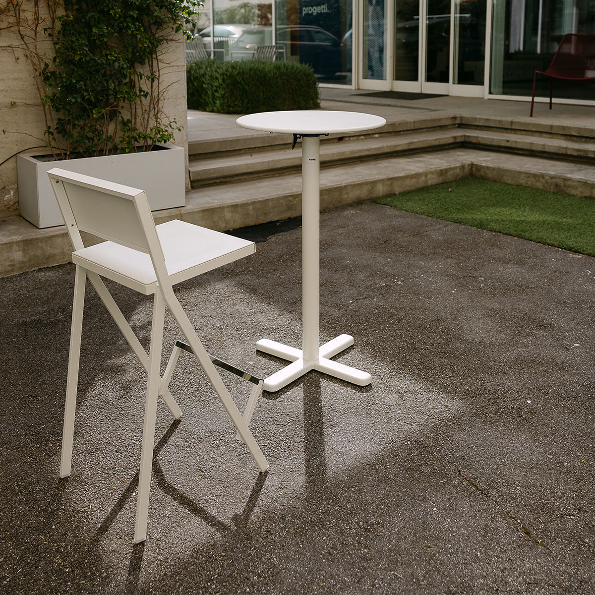 Darwin 2 seats round table