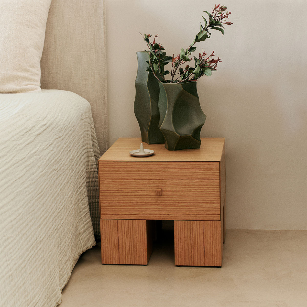 Kuben Bedside Table