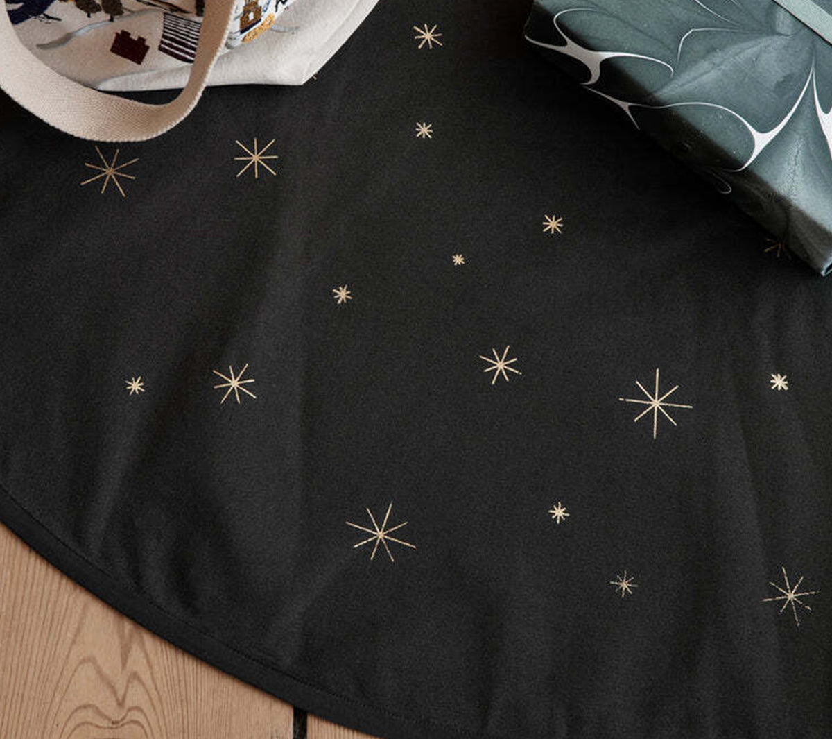 Ferm Living - Star Christmas Tree Blanket Dark Green/Dull Gold - Taninihome.com