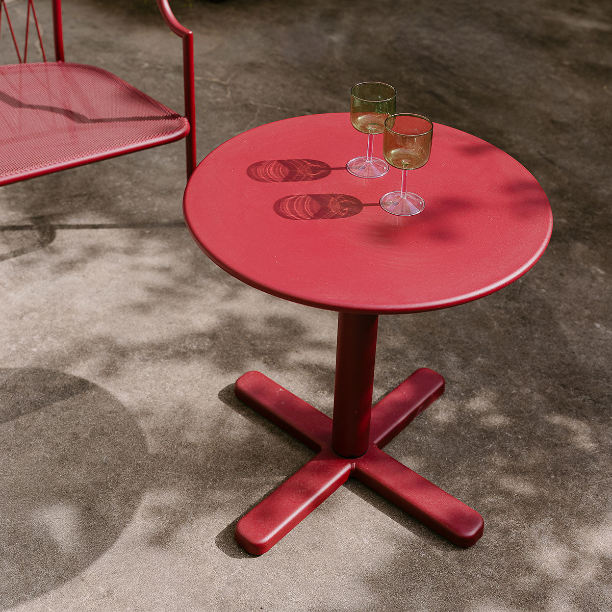 Darwin round collapsible table