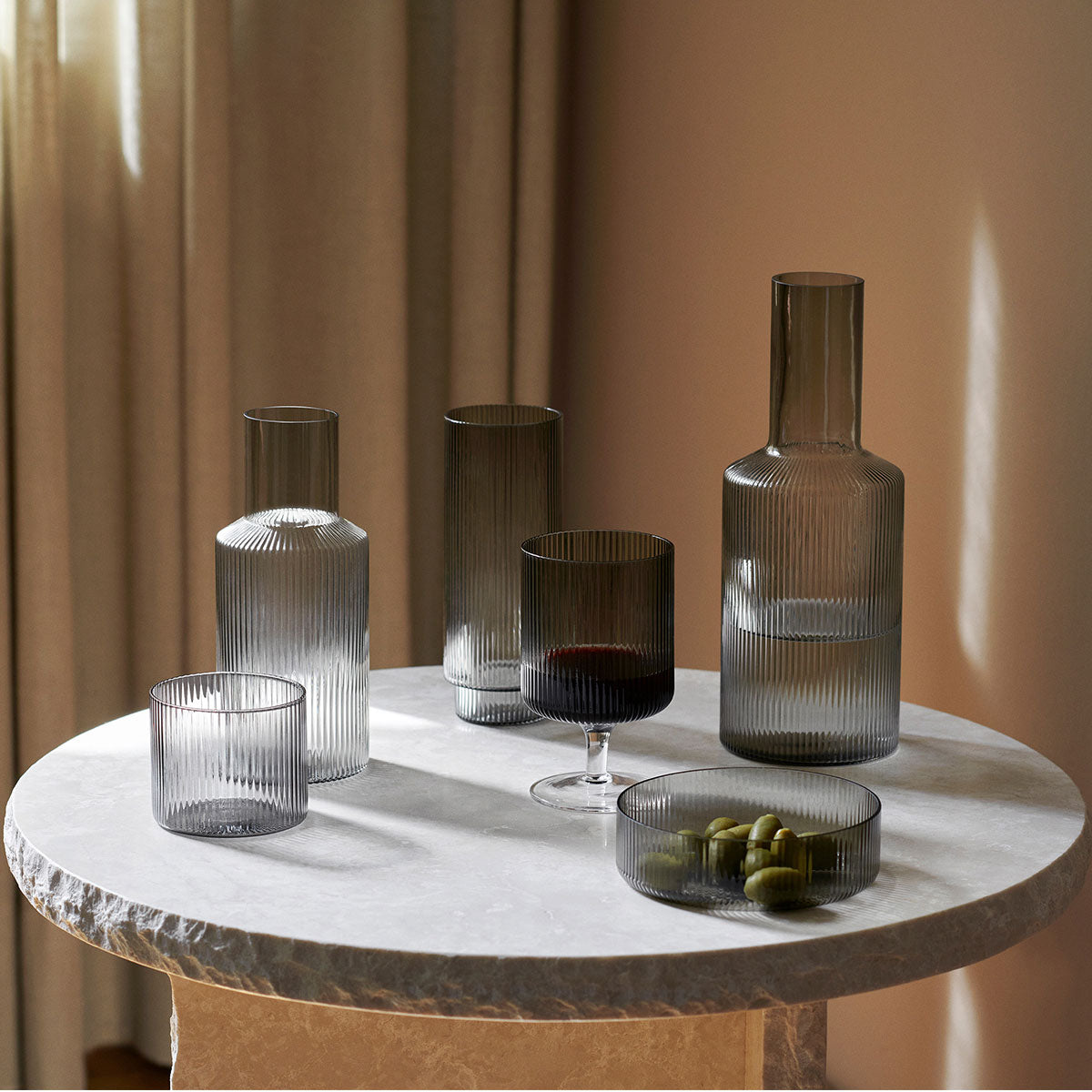 Ferm Living - Ripple Wine Glasses smoked grey - Taninihome.com